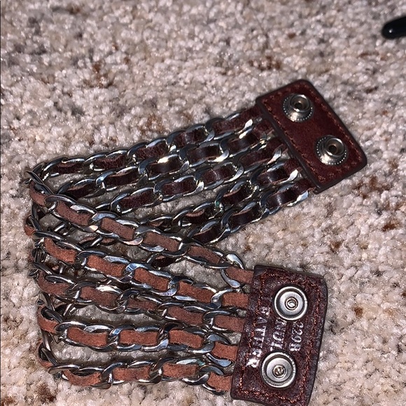 women’s leather chained bracelet - Picture 5 of 5